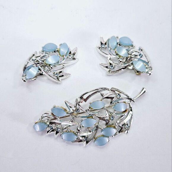 Vintage Demi Parure Blue Lucite Rhinestone Silver Tone Brooch Pin & Earring Set - Picture 1 of 8